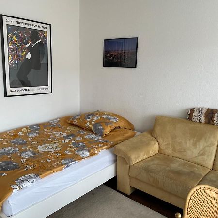 Wohnliches , Behagliches Zimmer Mit Balkon Und Wifi Monchengladbach Bagian luar foto