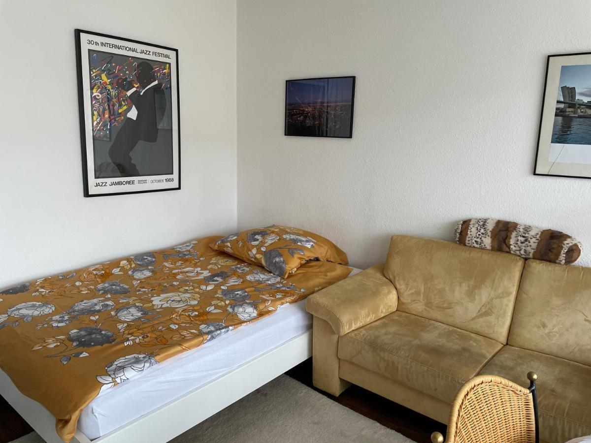 Wohnliches , Behagliches Zimmer Mit Balkon Und Wifi Monchengladbach Bagian luar foto
