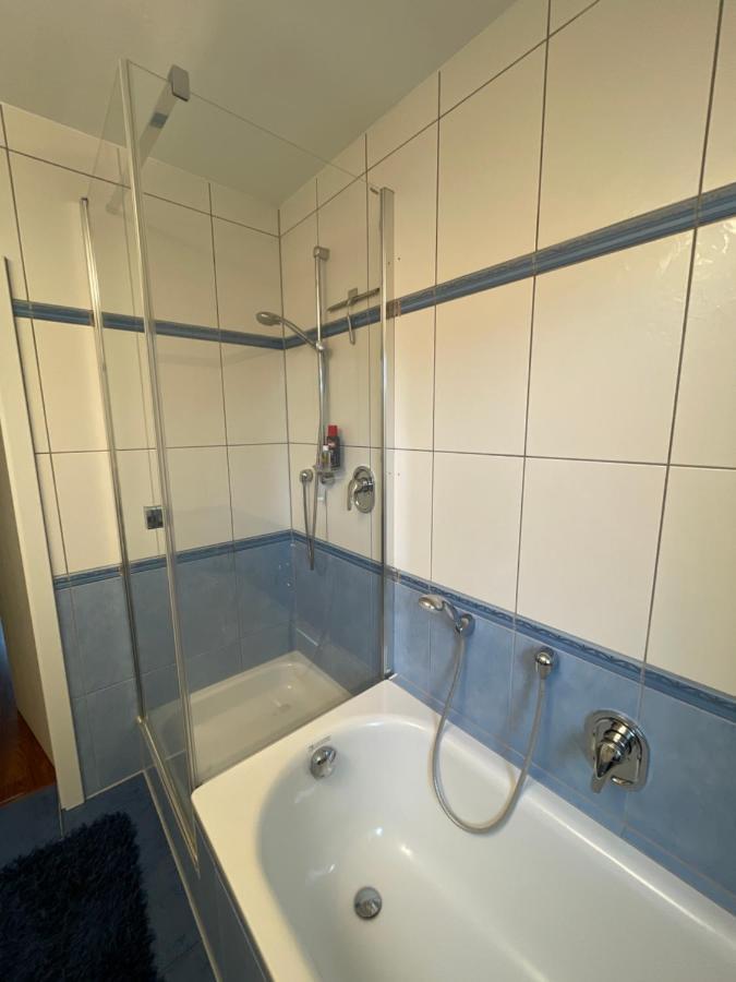 Wohnliches , Behagliches Zimmer Mit Balkon Und Wifi Monchengladbach Bagian luar foto